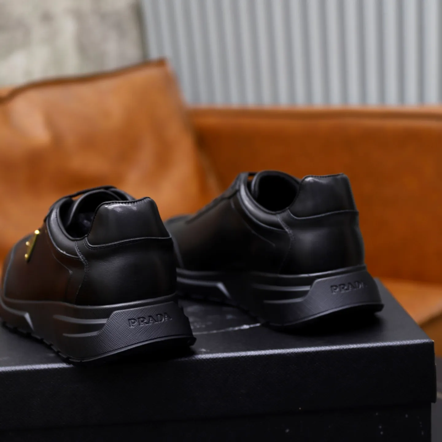 Factory price: 760💰Top original order Brand: PRADA (Prada) Standard code: Men's size 38/44 (45 can be customized) Grade: Same as the official website Material: Original cowhide stitching imported cowhide lining Original combination two-color wear-resistant soft outsole Style category: Leisure and sports version Young fashion European and American trend British style Color: Real picture color